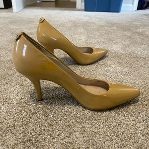 NWOT Michael Kors nude pumps